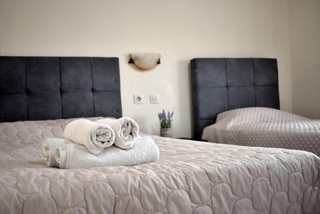 ein Schlafzimmer mit einem Bett, auf dem Handtücher liegen in der Unterkunft Fotini's Studios 1 in Toroni