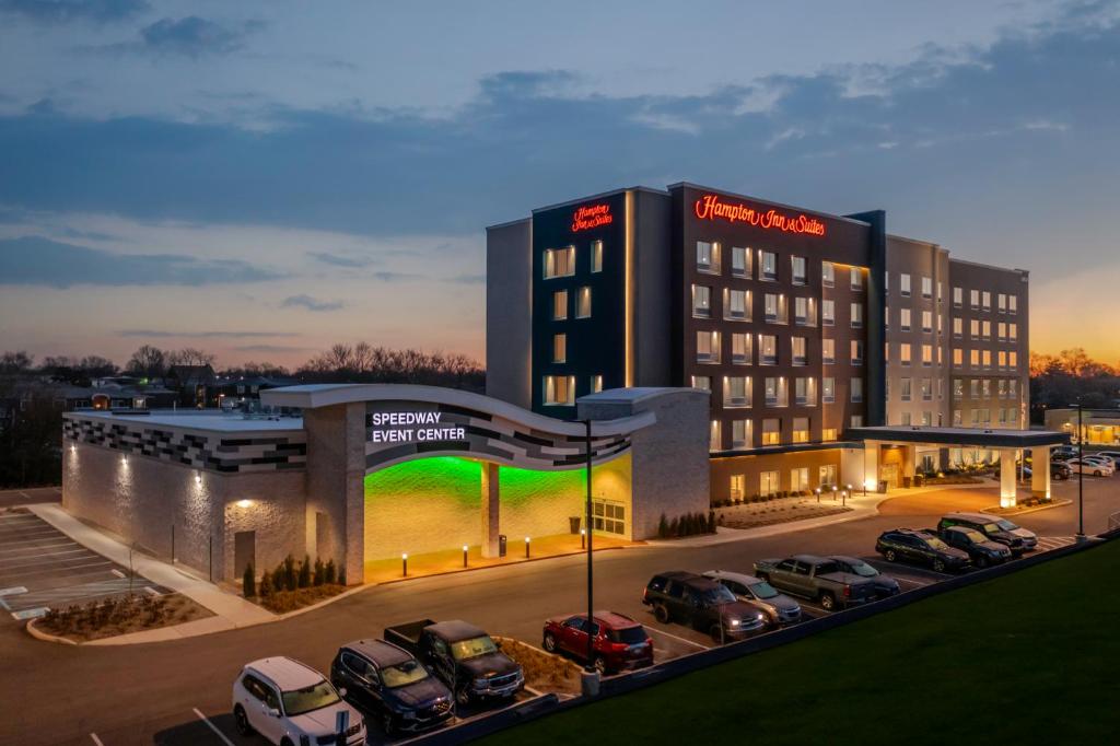rendering hotelu z samochodami zaparkowanymi na parkingu w obiekcie Hampton Inn & Suites Indianapolis West Speedway w mieście Indianapolis