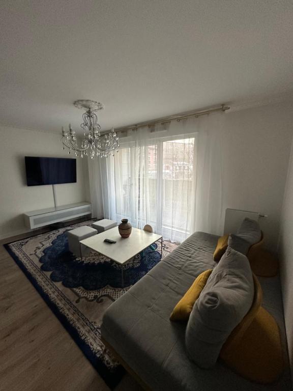 un salon avec un canapé et une table dans l'établissement Appartement Saint Ouen Sur Seine, à Saint-Ouen