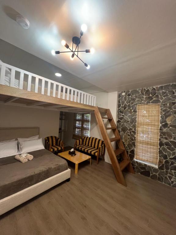 een slaapkamer met een stapelbed en een trap bij Balay na Bato in Legazpi
