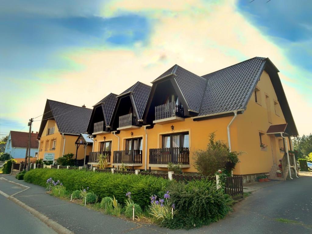 a row of houses with black roof at Tóth Vendégház in Bük