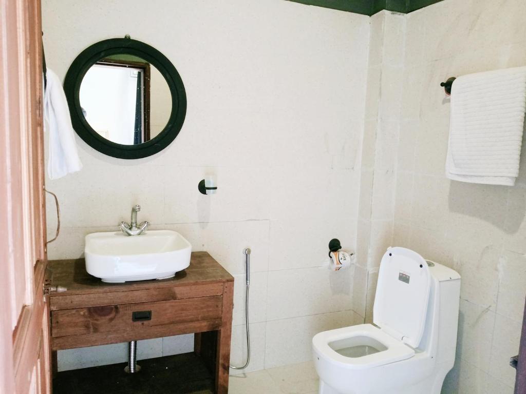 W łazience znajduje się umywalka, toaleta i lustro. w obiekcie BONO MOTELS w mieście Naran