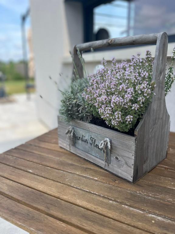 une boîte en bois remplie de fleurs sur une table dans l'établissement Komm a la Maison, à Yutz