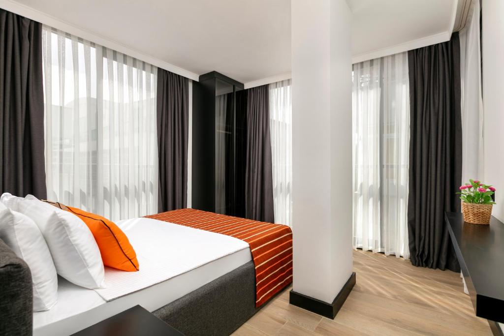 Ella Suites Hotel - 3