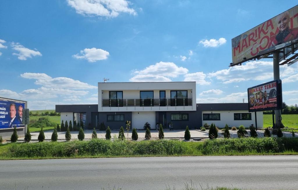 un edificio sul lato di una strada di APARTMÁNY I&V Adults only a Plzeň