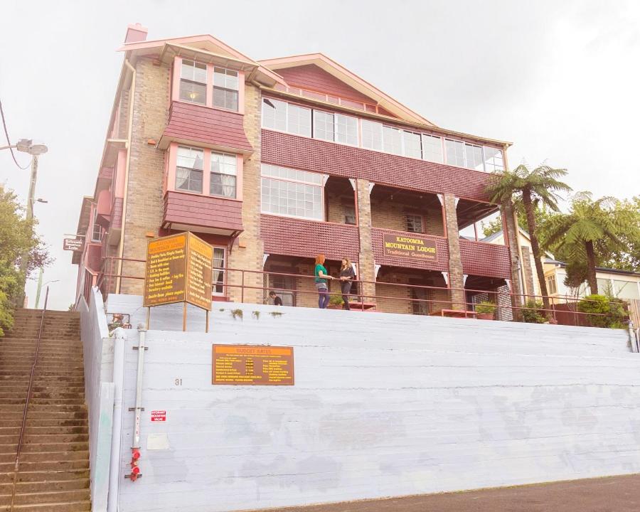 un edificio con una señal delante de él en Katoomba Mountain Lodge, en Katoomba