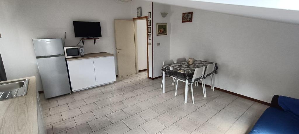 A kitchen or kitchenette at Bibione villa Torino via della bilancia 43