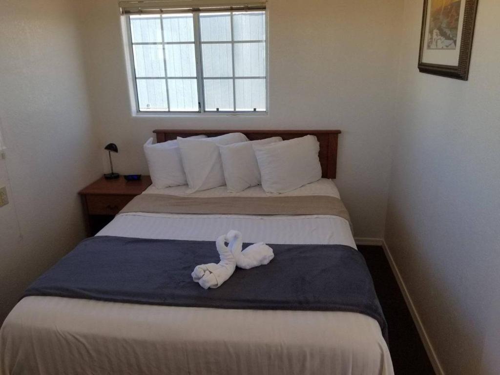 un animal de peluche sentado encima de una cama en 075D Cozy Retreat nr South Rim Sleeps 2 en Valle