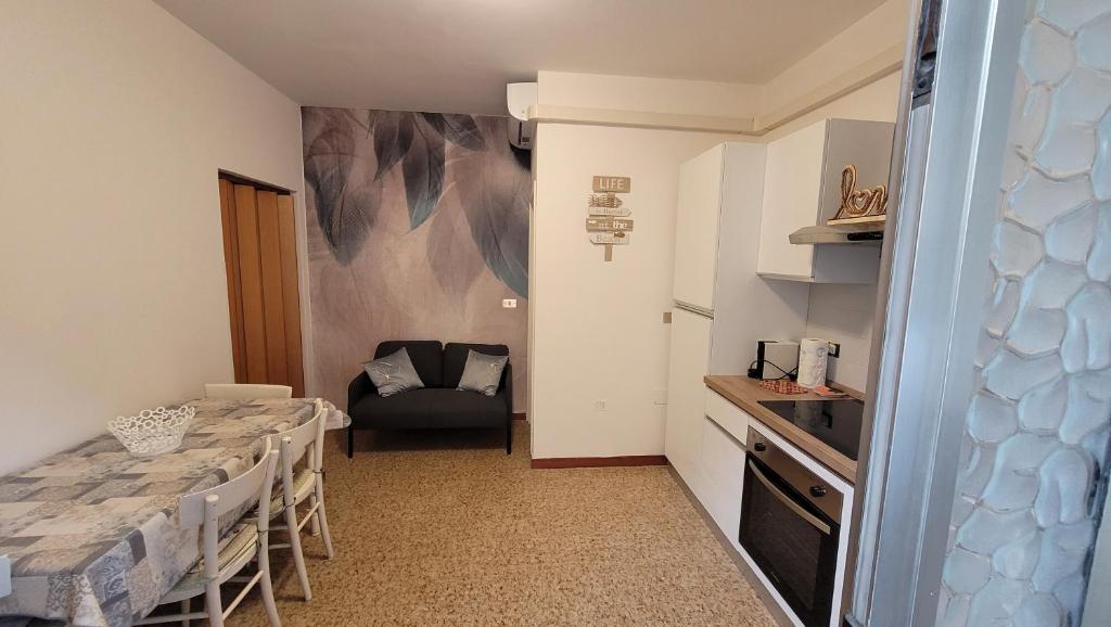 uma sala de jantar com uma mesa e uma cadeira em Appartamento estivo PONENTE - Misano A.(RN) em Misano Adriatico