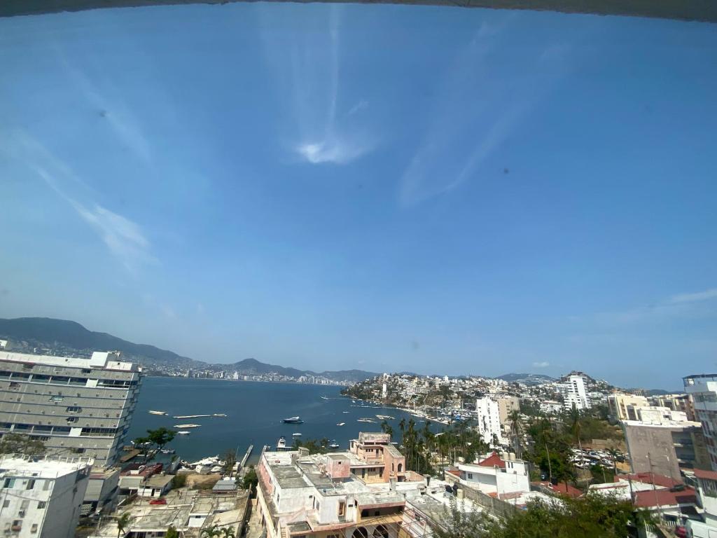 vista su una città con una cassa d'acqua di Sierra 1 ad Acapulco