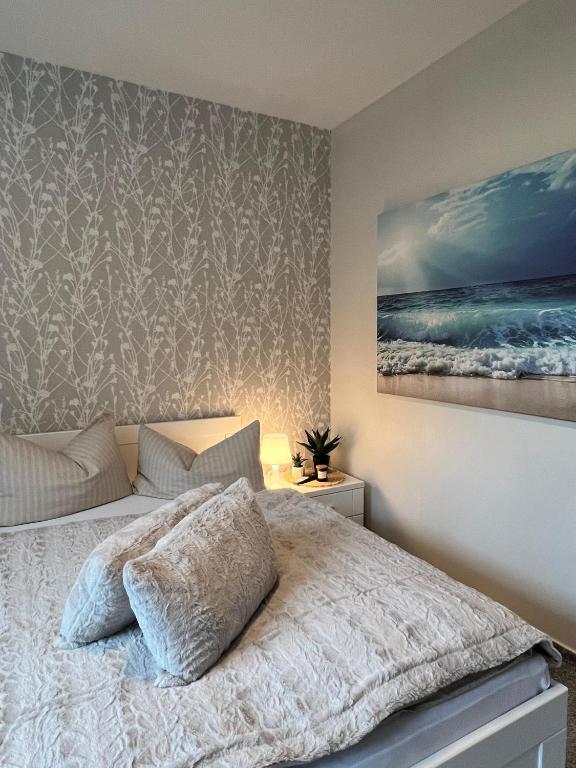 a bedroom with a bed and a painting on the wall at Ferienwohnung Maasch in Vierraden