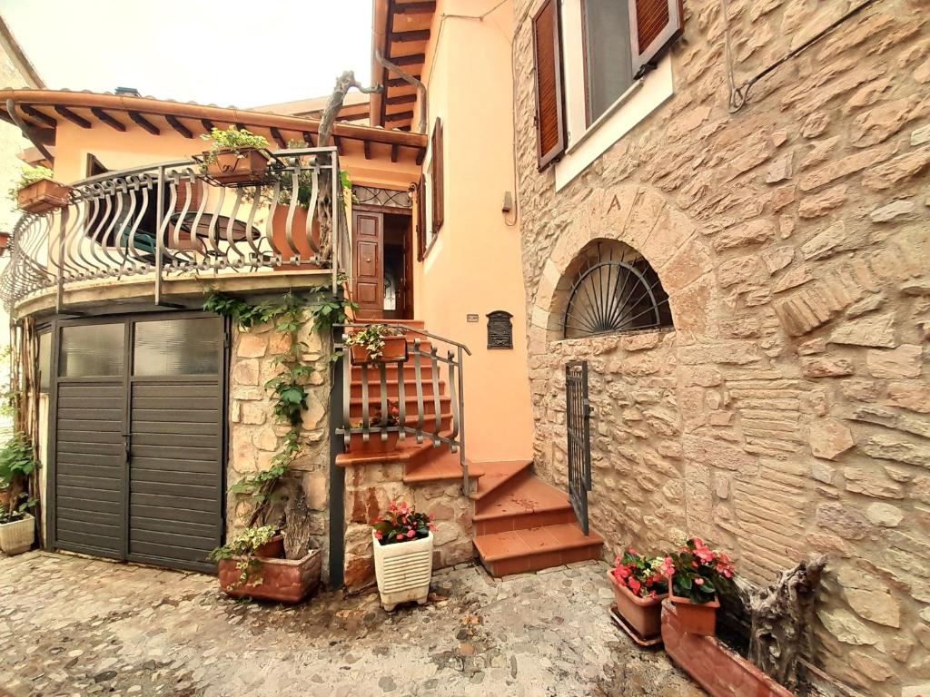 een stenen gebouw met een poort en een trap bij Eremo di Santo Apollinare in Messenano
