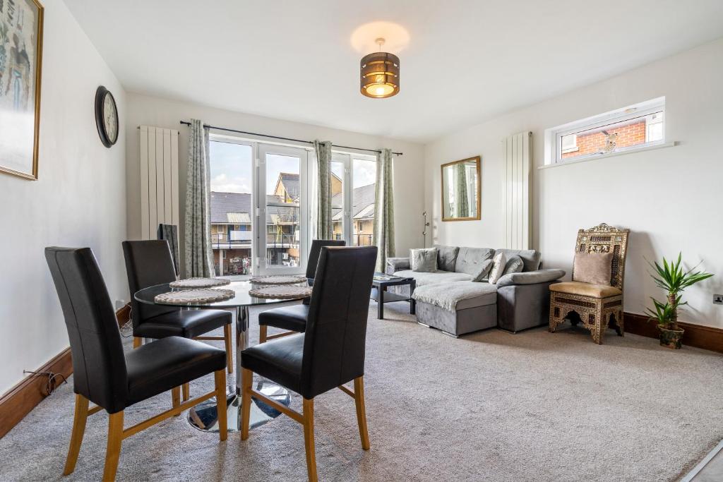 a living room with a table and chairs and a couch at Modern 2 bedroom apartment in Mitcham, London in Mitcham