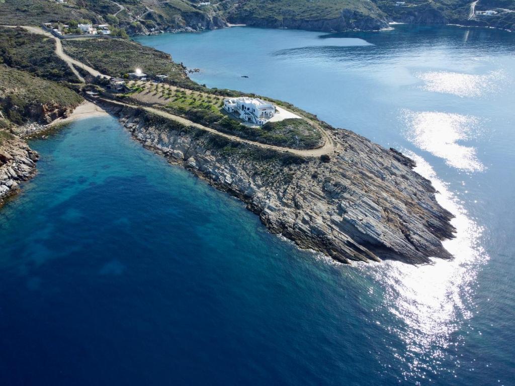 加夫里翁的住宿－Hersonissos Andros，水面上岛屿的空中景观