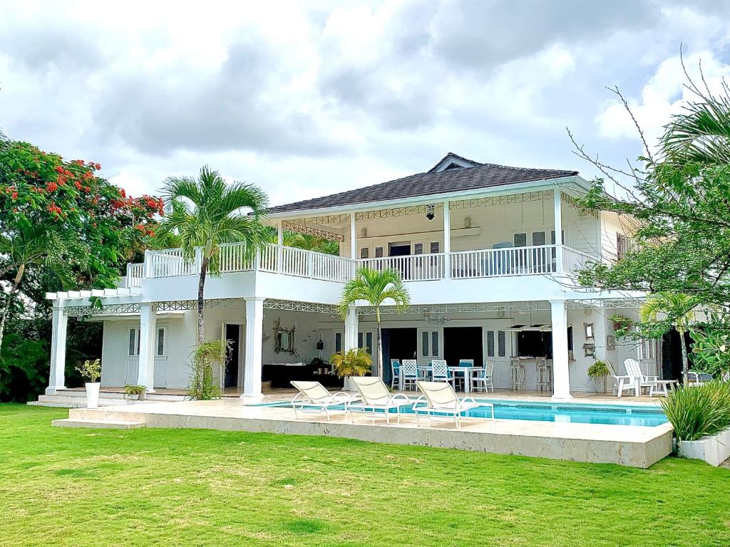 a large white house with a swimming pool at Villa Azulsalado - Frente a la playa in Las Terrenas