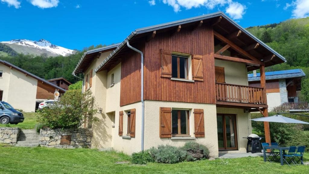 a house in the mountains with a yard at Chalet de montagne in Séez