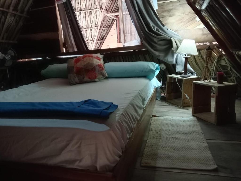 Un pat sau paturi într-o cameră la El Puente
