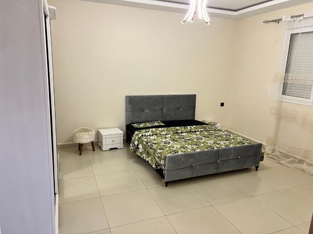 ein Schlafzimmer mit einem Bett in einem weißen Zimmer in der Unterkunft Imama tlemcen in Tlemcen