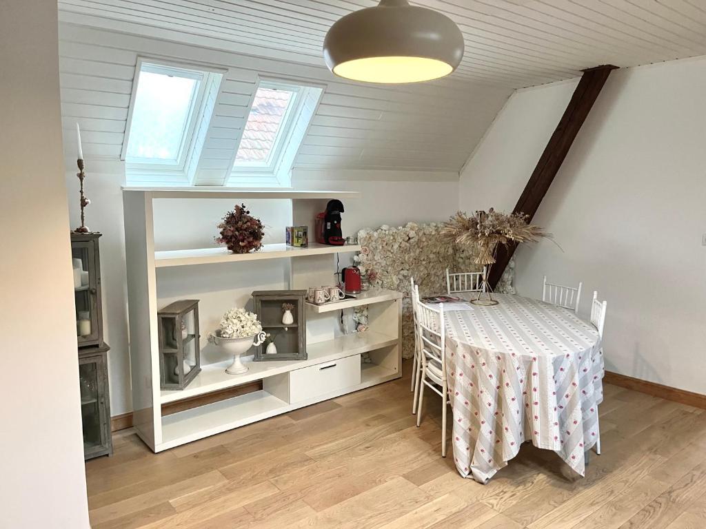a dining room with a table and a table and chairs at Appartement de charme, 70m2 dans Maison privée, avec pergola Et jardin à 5 arrêts bus du centre ville -Chez Regine in Schiltigheim