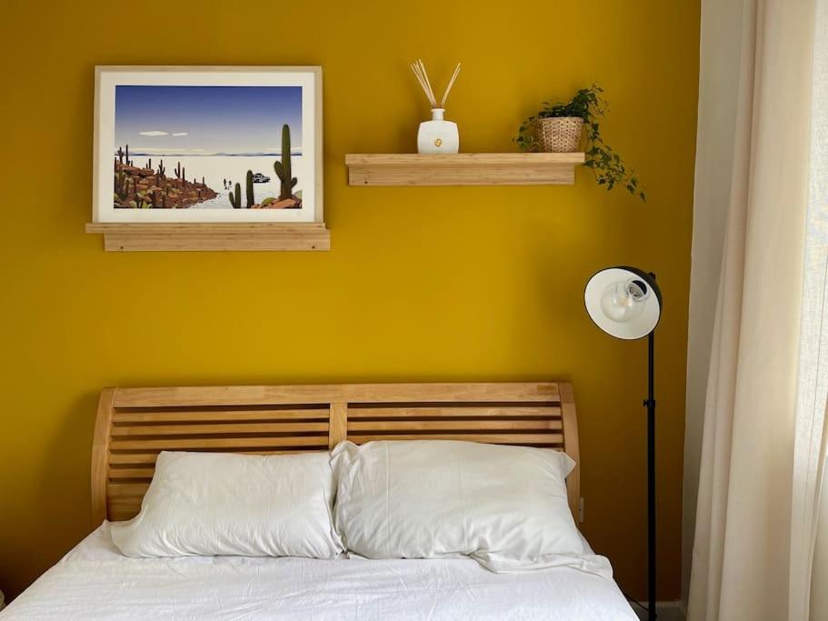 A bed or beds in a room at Bright and modern apartment in Grand Canal Docks