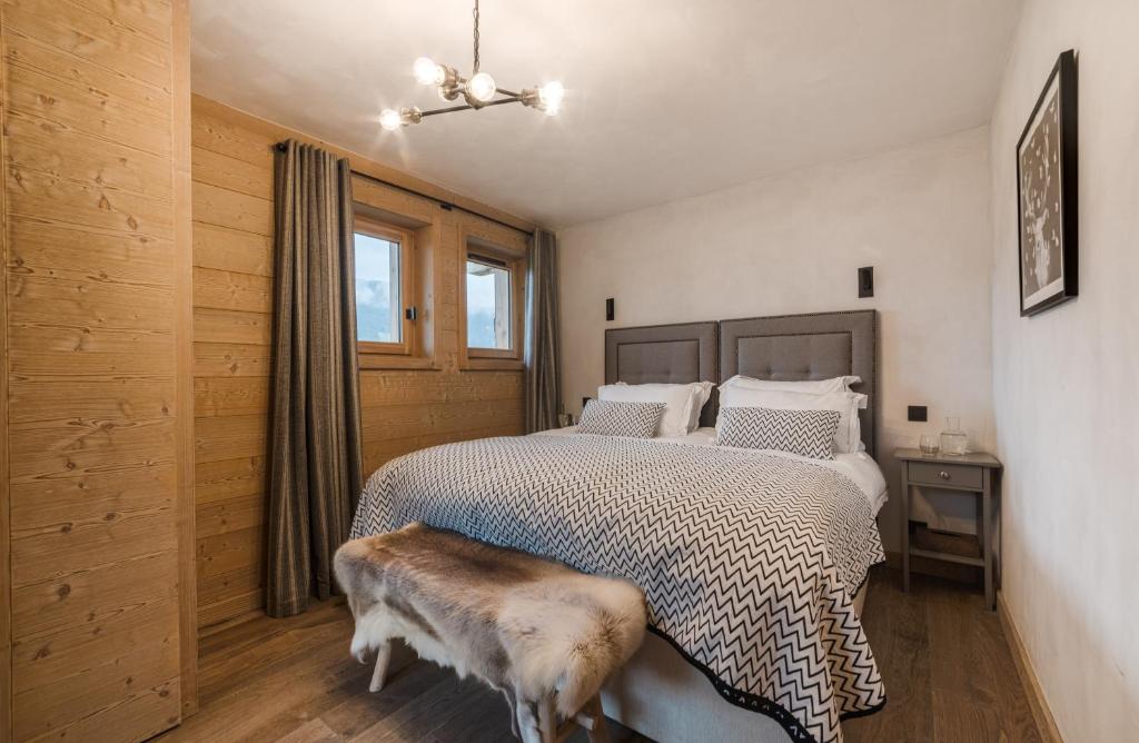 Postel nebo postele na pokoji v ubytování Luxury Megève Chalet, sleeps 8 with Mountain Views and Jacuzzi