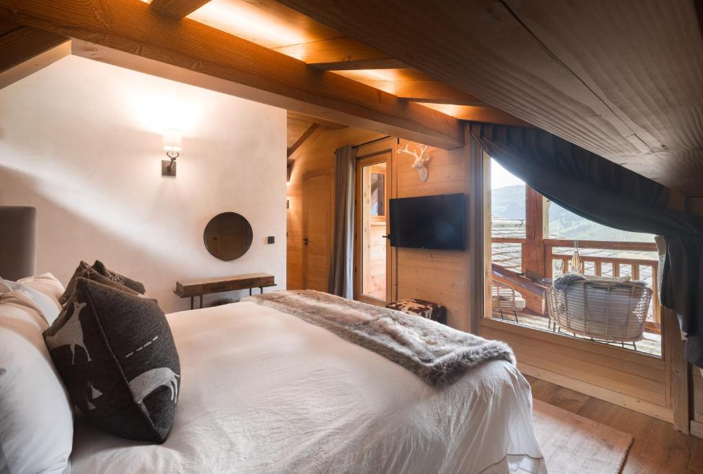 Postel nebo postele na pokoji v ubytování Luxury Megève Chalet, sleeps 8 with Mountain Views and Jacuzzi