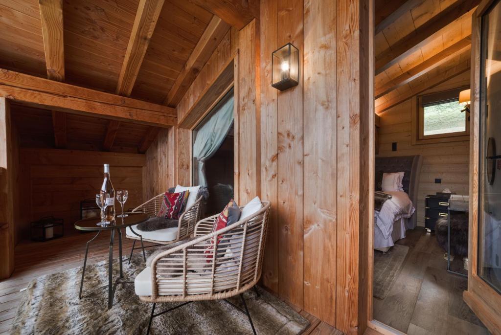 Posezení v ubytování Luxury Megève Chalet, sleeps 8 with Mountain Views and Jacuzzi