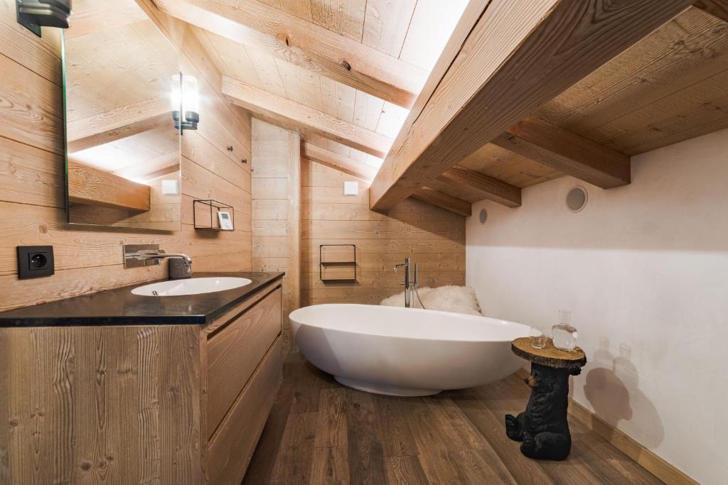 Koupelna v ubytování Luxury Megève Chalet, sleeps 8 with Mountain Views and Jacuzzi