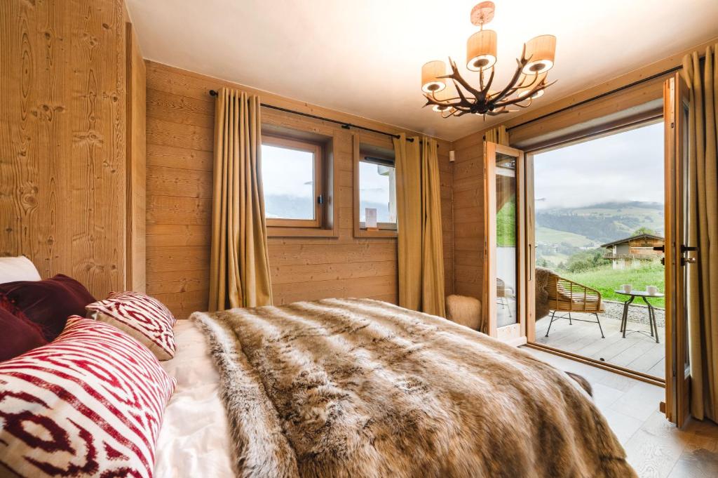 Postel nebo postele na pokoji v ubytování Luxury Megève Chalet, sleeps 8 with Mountain Views and Jacuzzi