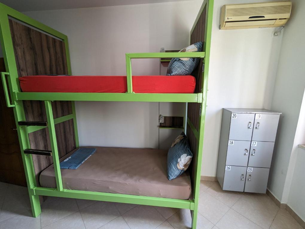 Ein Etagenbett oder Etagenbetten in einem Zimmer der Unterkunft Tias Hostel