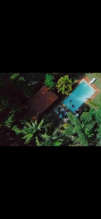 an overhead view of a swimming pool and trees at Chácara para descanso com piscina aquecida in Piedade