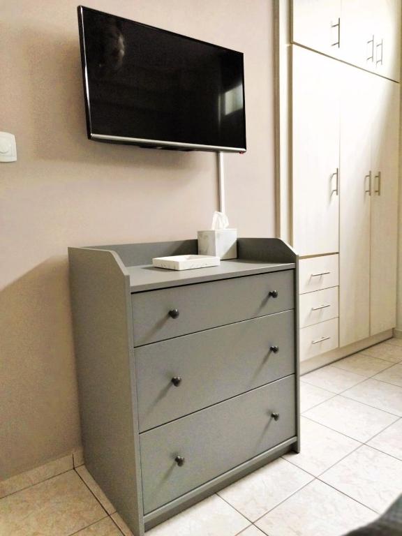 A television and/or entertainment centre at The Lovely Guesthouse Avlonari