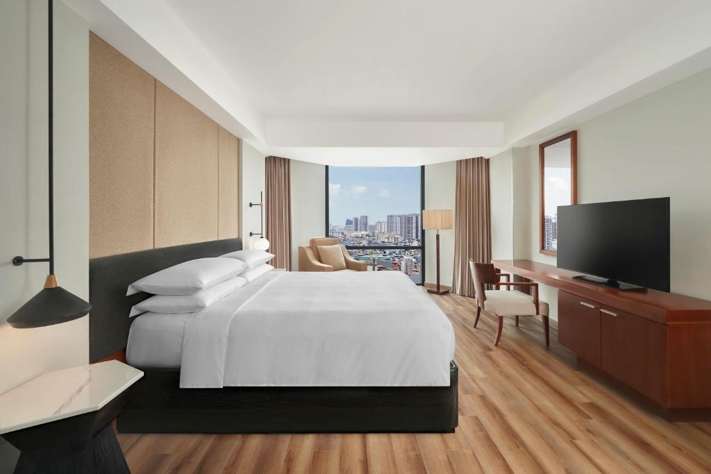 Postel nebo postele na pokoji v ubytování Sheraton Hanoi West