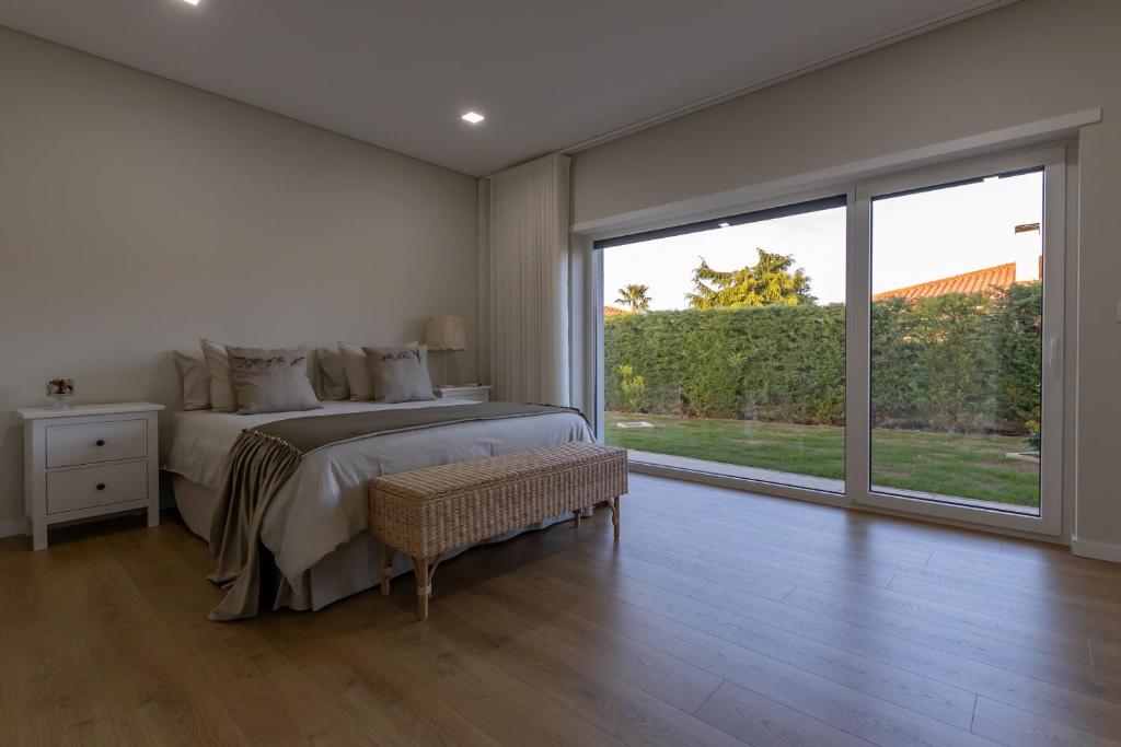 une chambre avec un lit et une grande fenêtre dans l'établissement Casa da Cruz Alta, à Seia
