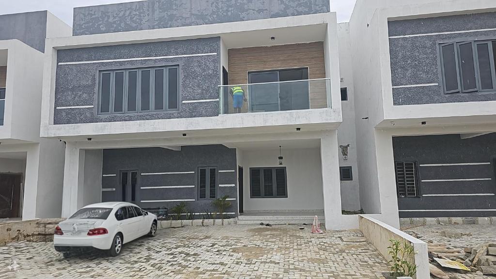 Un coche blanco aparcado delante de una casa en BJ's SHORTLET OGOMBO ROAD, en Lagos