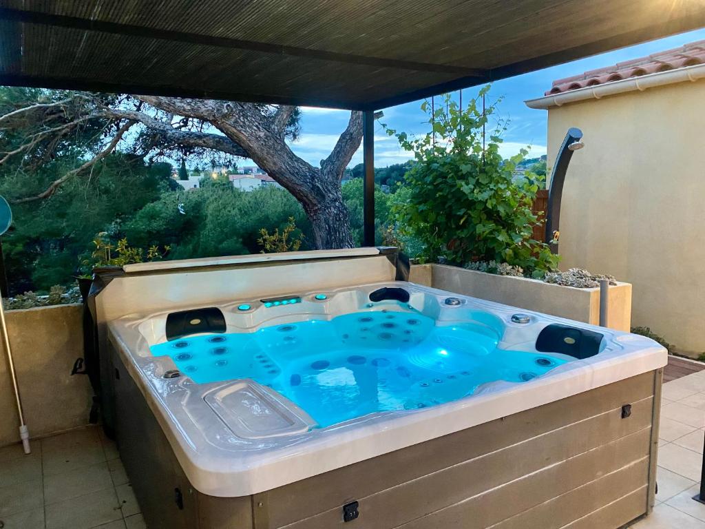 un bain à remous sur une terrasse avec vue dans l'établissement Villa - Marseille, à Marseille