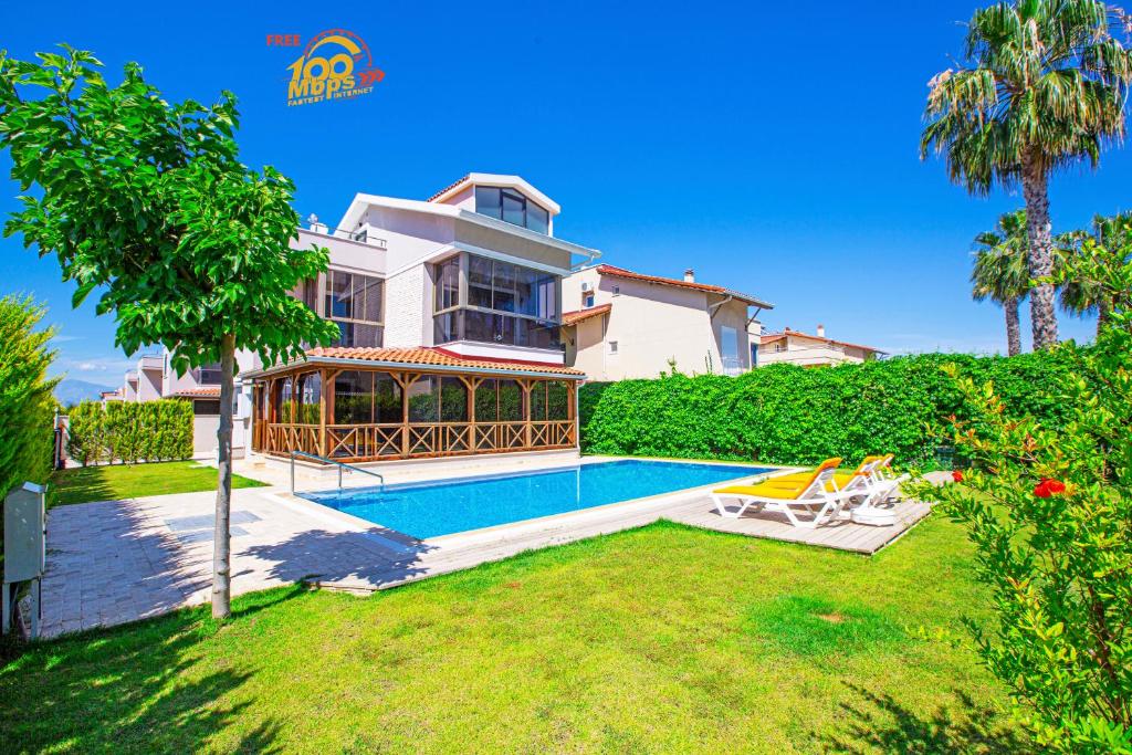 ein großes Haus mit einem Swimmingpool im Hof in der Unterkunft Paradise Town Villa Estella in Belek