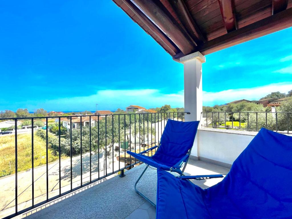 2 sillas azules sentadas en un balcón con vistas en Dreamy Seaside en Bari Sardo