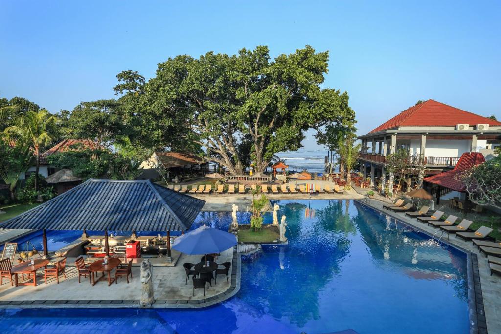 una imagen de una piscina en un complejo en Puri Saron Hotel Seminyak en Seminyak