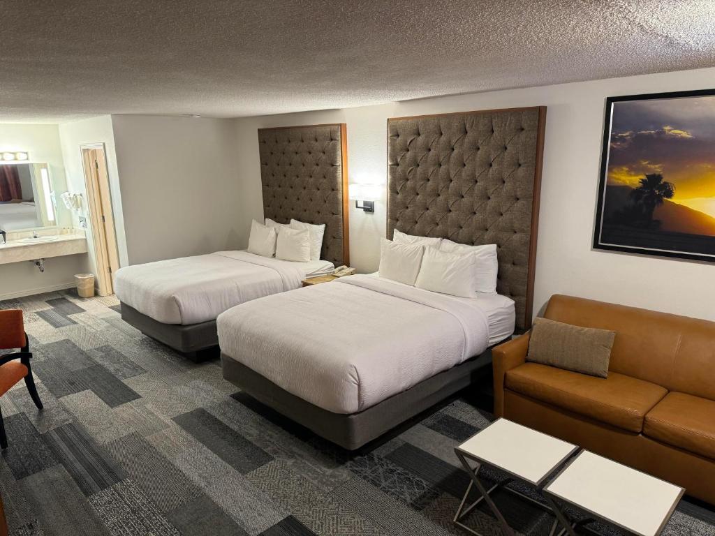 Abajo Lodge - Deluxe With Two Queen Beds & Sleeper Sofa No Pets