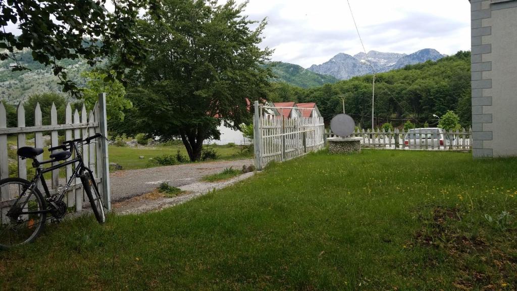Nespecifikovaný výhled na hory nebo výhled na hory při pohledu z vily