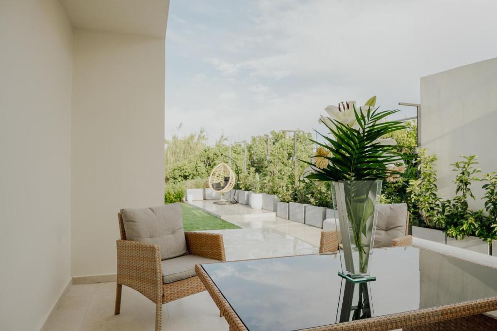 a living room with a glass table and chairs at Le Jardin apartments in Kámpos