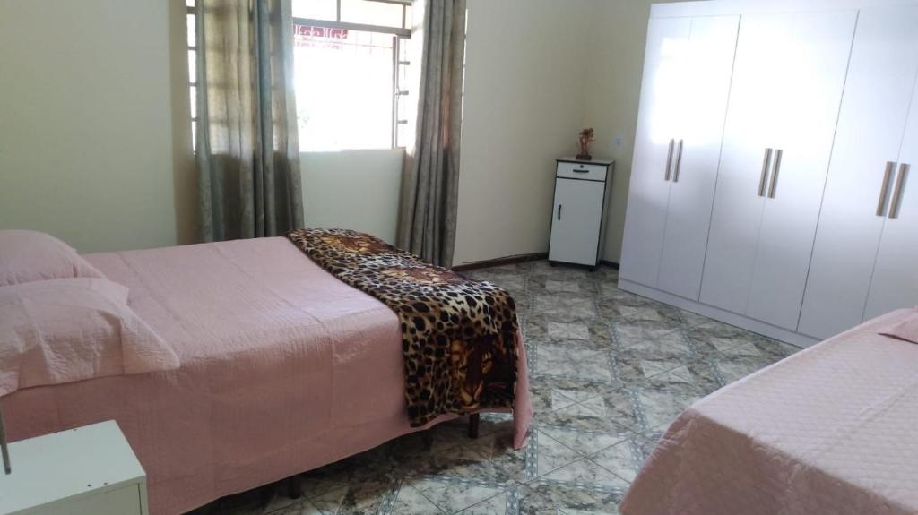 Giường trong phòng chung tại Casa Confortável na Região da Pampulha