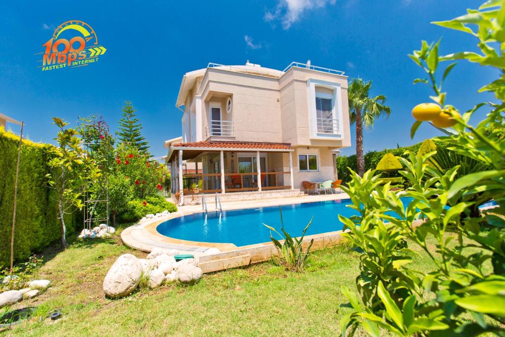una casa con piscina en el patio en Paradise Town Villa ART, en Belek