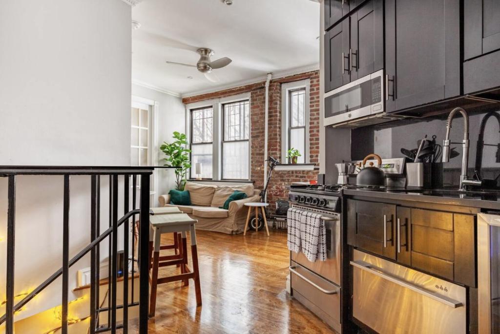 cocina con fregadero y fogones horno superior en Cozy Room at a shared Apartment East Village, en Nueva York