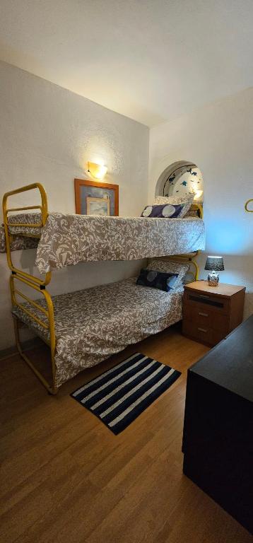 Camera con 2 letti a castello e un divano. di Summer Beach Hoster a Costa da Caparica