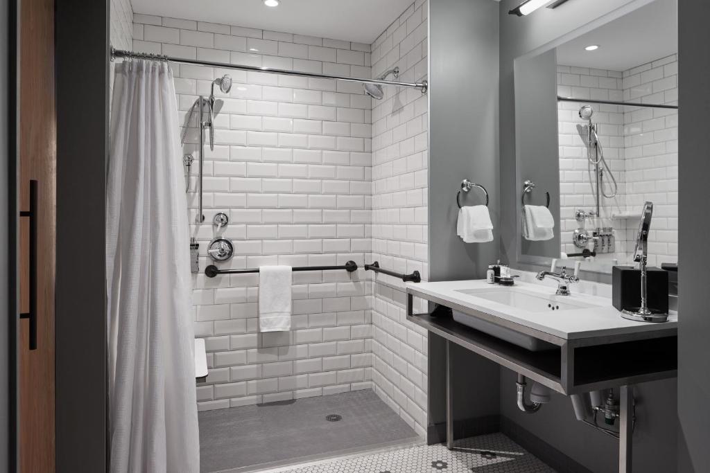 Koupelna v ubytování Hotel Zachary, Chicago, a Tribute Portfolio Hotel