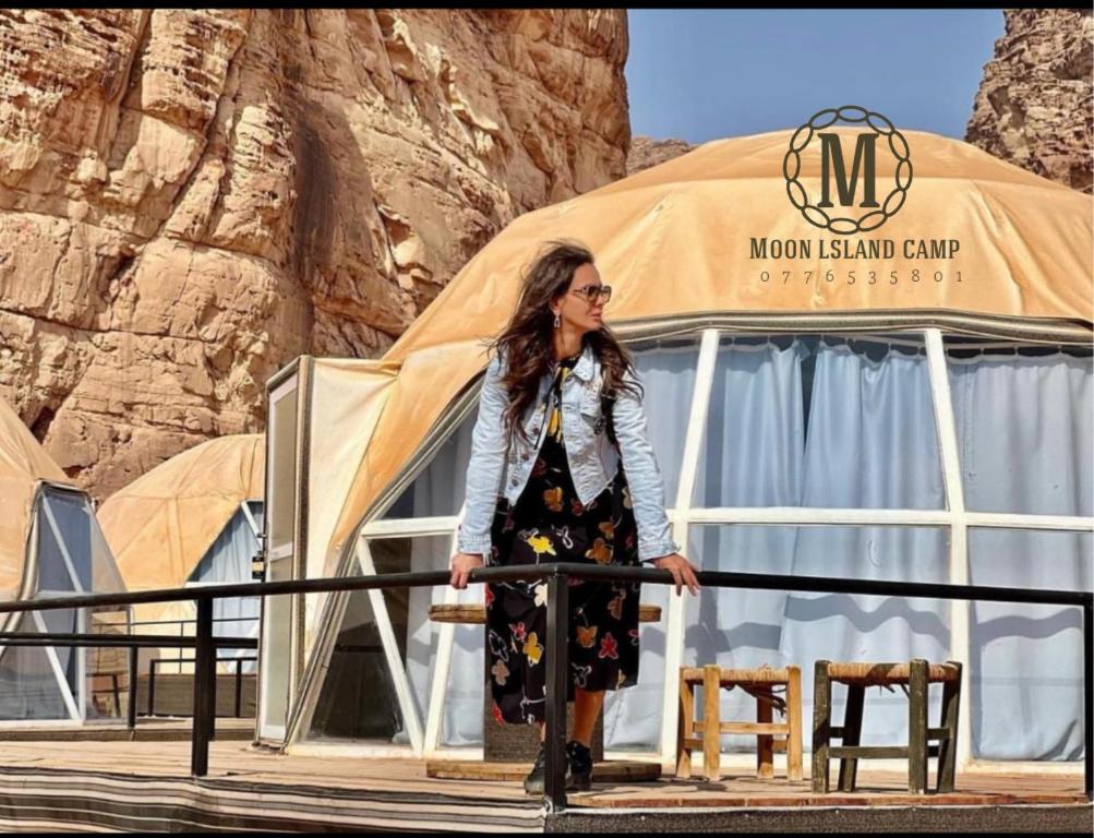 Una donna in piedi davanti a una tenda di Moon Island Camp a Wadi Rum