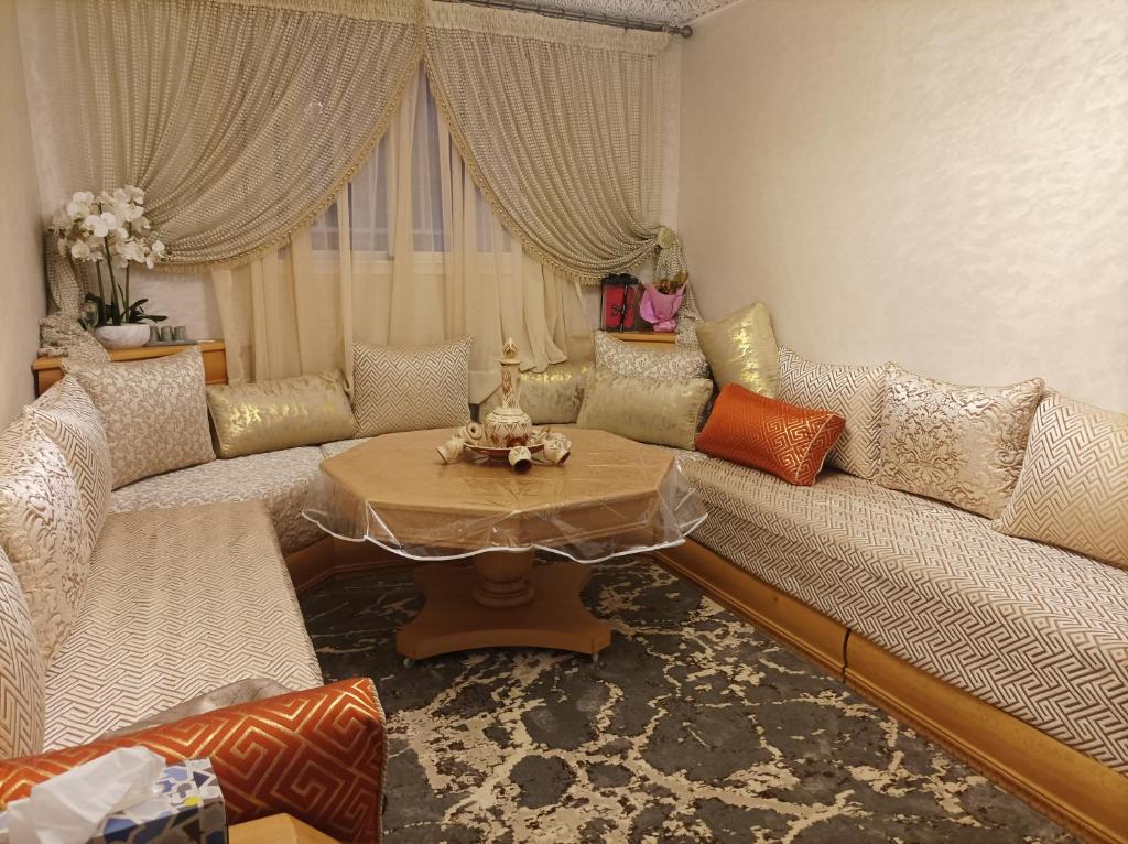 sala de estar con sofá y mesa en Au cœur d'Agadir en Agadir