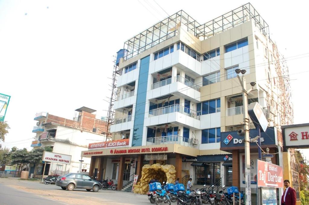 um edifício numa rua com motos estacionadas em frente em Collection O Hotel Aaradhya Heritage em Bodh Gaya